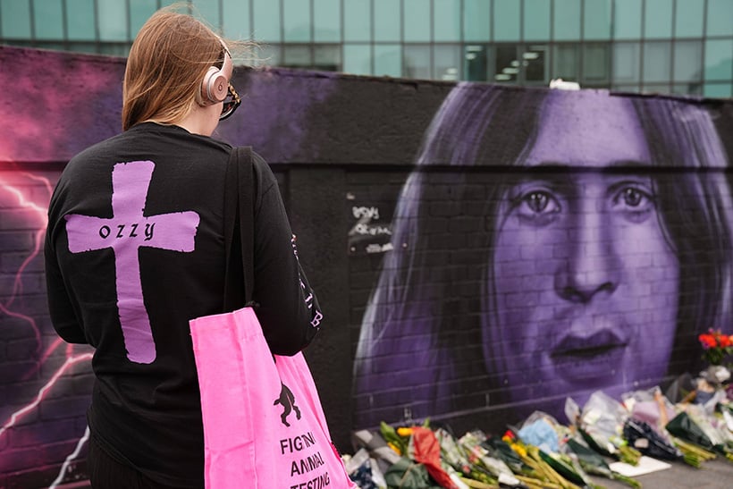 Jot Down News #8 2025 1 Ofrendas a Ozzy Osbourne en el Sabbath Wall de Birmingham. Foto Cordon Press. jot down news