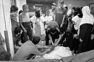 Palestinos velan a civiles asesinados, entre ellos niños, por el ataque israelí nocturno que alcanzó Nuseirat, en el centro de la Franja de Gaza, el 29 de julio de 2025. Foto Cordon Press.