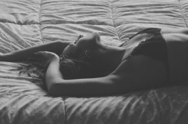 mujer joven descansando en la cama