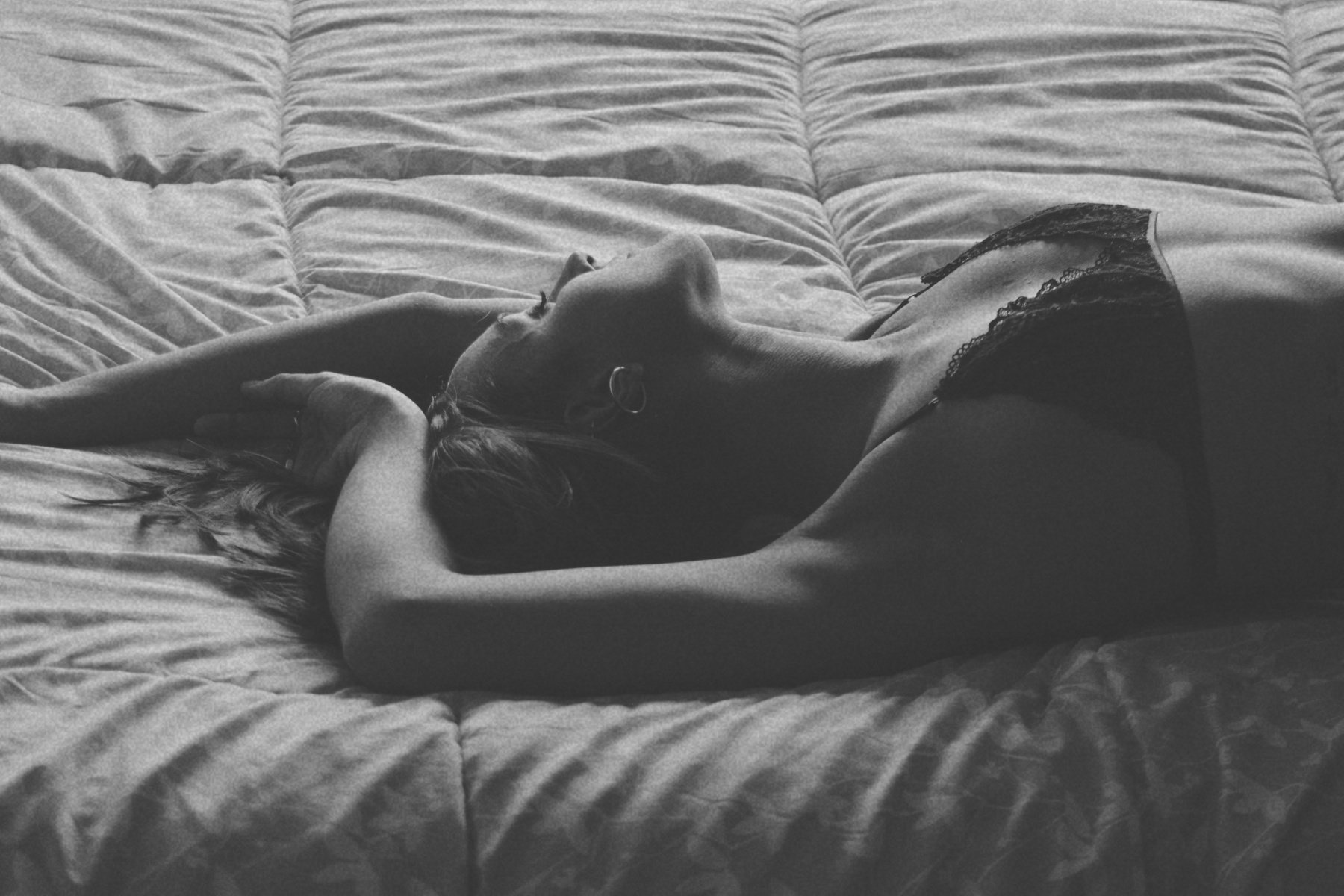 mujer joven descansando en la cama