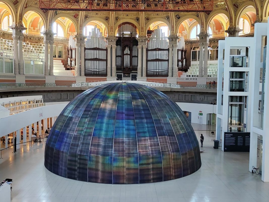 <i>Des del centre</i>: el prisma dodecaédrico de Eugènia Balcells 5 1. Instal·lacio Des del centre. Eugenia Balcells Museu nacional dArt de Catalunya 2025 1068x801 1