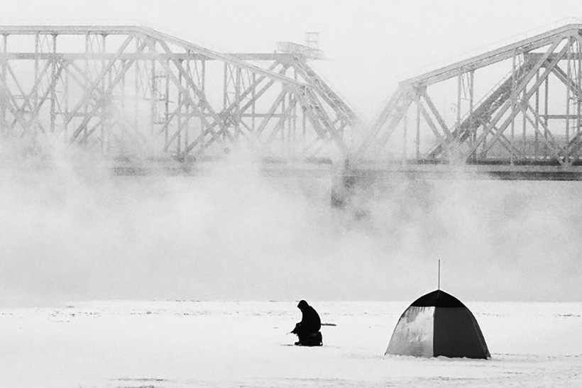 Jot Down News #9 2025 1 Un pescador sobre el hielo junto a la ruta del transiberiano en Krasnoyarsk, Rusia, 2017. Fotografía Cordon Press. jot down news