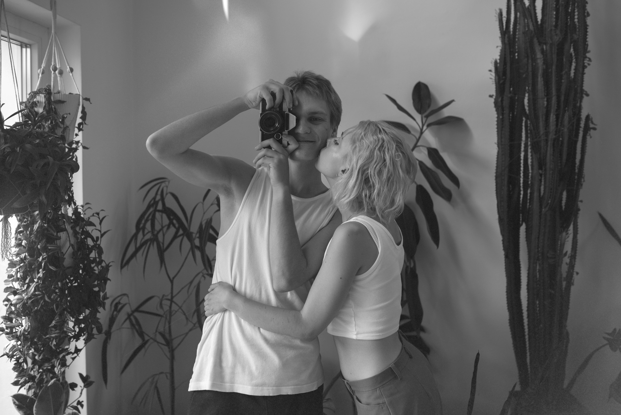 ¿Tiene el CBD un papel en la longevidad humana? 1 hombre tomando fotos con vista frontal de la camara