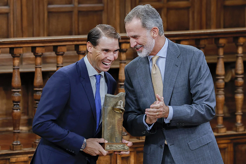 Rafael Nadal y el rey de España, Felipe VI, en una entrega de premios en 2022. Foto Cordon Press.