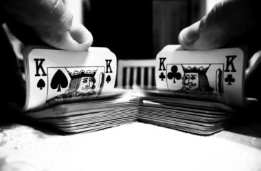 manos mezclando cartas