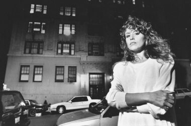 Barbara Antmann, hermana de una mujer que formaba parte de los Sullivanians, frente a uno de los edificios del grupo, 1988. Fotografía: Marianne Barcellona / Getty.