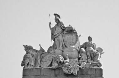 Conjunto Central de Puerta de Toledo (madrid), alegoría de la patria española. Foto Tamorlan (CC)