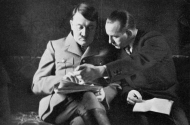 Hitler con el doctor Dietrich, su jefe de prensa.