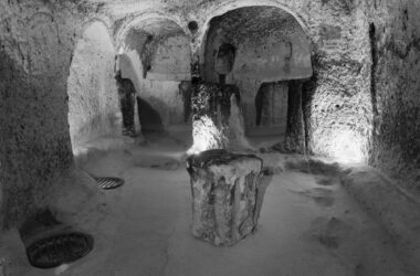 la ciudad subterranea de derinkuyu es una antigua ciudad de cuevas de varios niveles en capadocia turquia