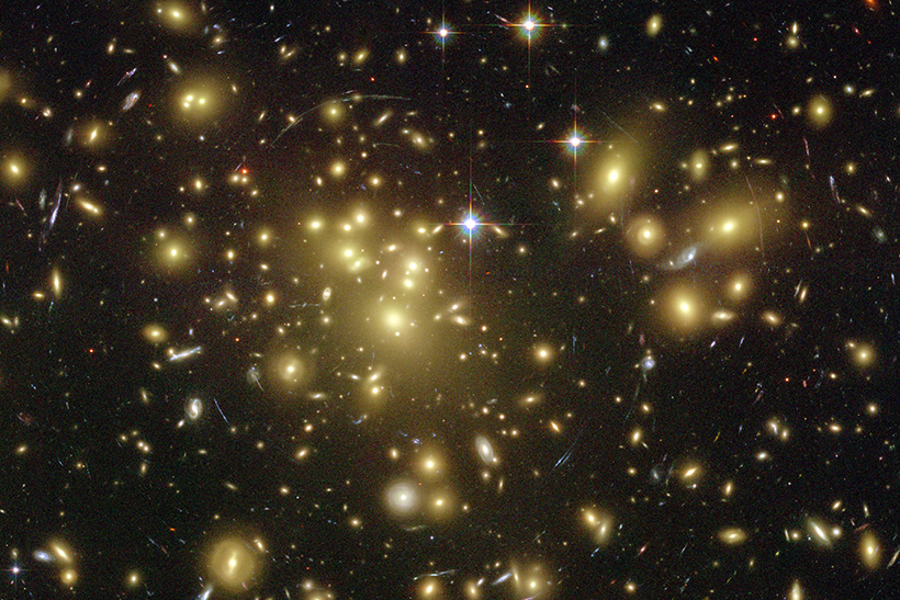 Abell 1689, un cúmulo de galaxias situado en la dirección de la constelación de Virgo. Imagen NASA (DP) universo invisible