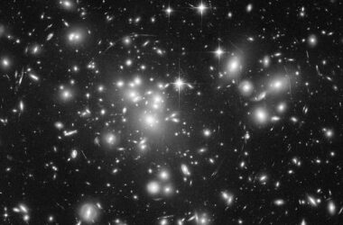 Abell 1689, un cúmulo de galaxias situado en la dirección de la constelación de Virgo. Imagen NASA (DP) universo invisible