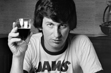 Steven Spielberg, 1975. Fotografía: Alain Dejean / Getty.