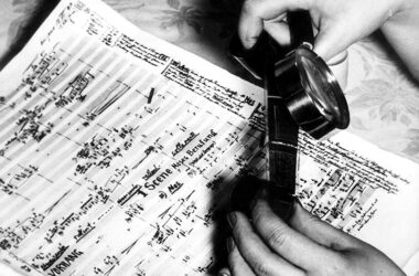 La partitura de la ópera «Moisés y Aarón» de Arnold Schönberg; con microfilm, sin fecha. Fotografía de Getty.