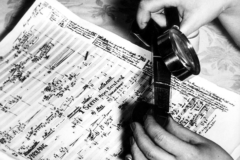 Arnold Schönberg: la revolución que permanece 1 La partitura de la ópera «Moisés y Aarón» de Arnold Schönberg; con microfilm, sin fecha. Fotografía de Getty.