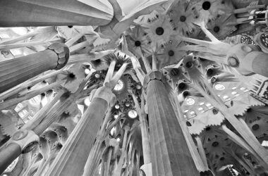 Interior de la Sagrada Familia. Foto de Jiuguang Wang (CC) El tiempo de Dios y el tiempo de los hombres