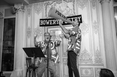 Bob Holman y Marcos de la Fuente en una foto tomada por Pedro Navarro en el Bowery Poetry Club en el marco del X Kerouac Festival New York.