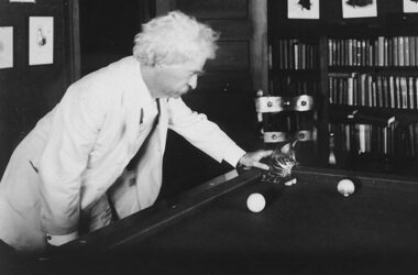 Mark Twain con uno de sus gatos. (DP) pet friendly