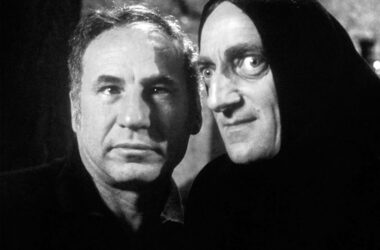 Mel Brooks con Marty Feldman en el rodaje de El jovencito Frankenstein.