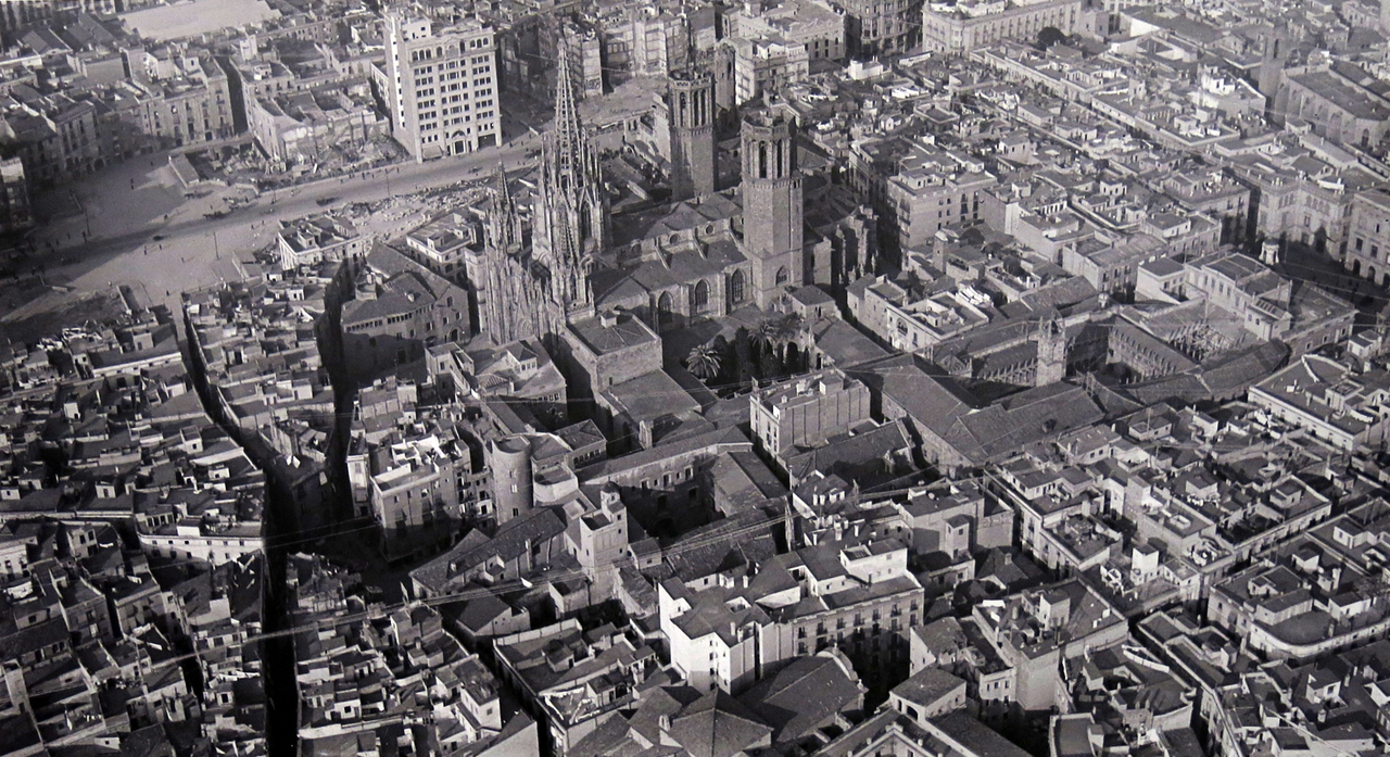 El lujo inmobiliario de Barcelona 1 128 Barri de la Catedral Barcelona al fons la Via Laietana 1925 1926 vista aC3A8ria