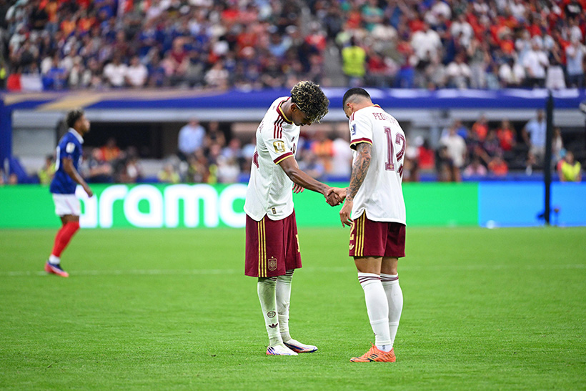 Las camisetas de fútbol retro y la lenta cancelación del futuro 1 Lamine Yamal y Pedro Porro con la camiseta de la segunda equipación de la selección española. Foto Cordon.