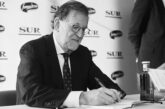 Mariano Rajoy escribiendo cosas. Foto Cordon.