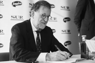 Mariano Rajoy escribiendo cosas. Foto Cordon.