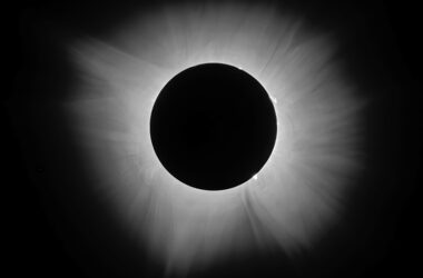 Corona del eclipse total de 2024. Foto Brucewaters (CC)