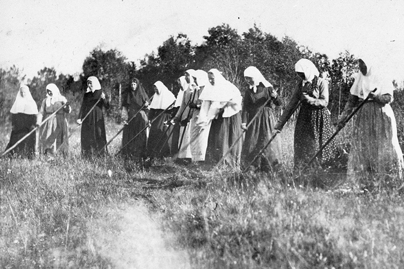 Dios, el Kremlin y las vacas del convento 3 Monjas y novicias del convento apostólico ortodoxo ruso de Kuremäe recogiendo heno, 1916. Archivo Nacional de Estonia. convento