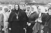 Trabajadoras del campo junto a la abadesa, años setenta. Archivo de Pühtitsa. convento