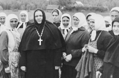 Trabajadoras del campo junto a la abadesa, años setenta. Archivo de Pühtitsa. convento