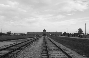 Andén, vías y puerta de entrada de Auschwitz II-Birkenau. Ingo Mehling / Wikimedia Commons. (CC) cracovia