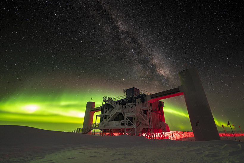 Neutrinos, mentiras y detectores de IA: no hay atajos a Ítaca 1 El laboratorio IceCube durante la noche antártica. Foto: John Hardin. detectores IA